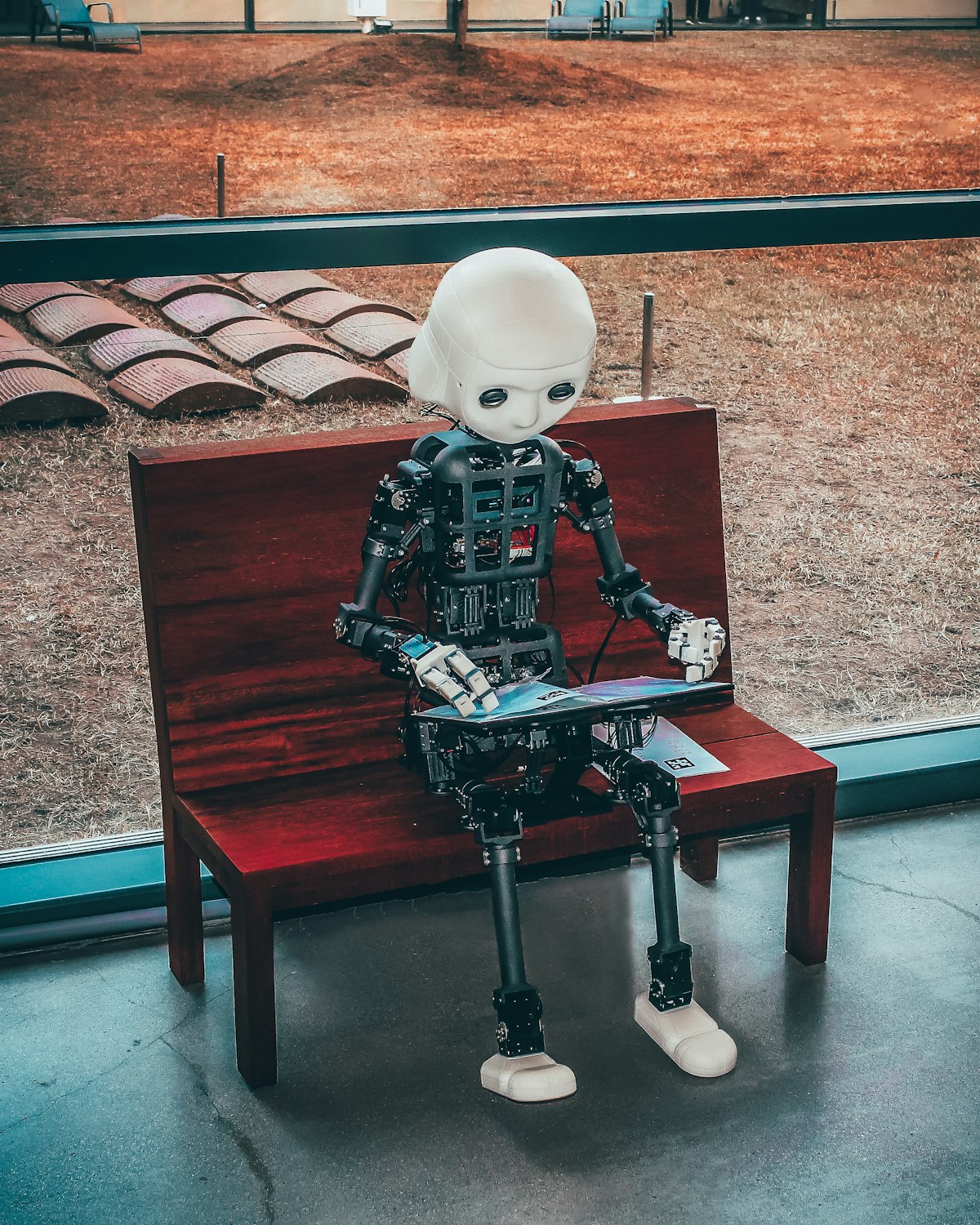 Abstrakte Visualisierung neuronaler Netze und Code-Oberfläche – Grok 4.5 AI-Coding-Modell und Agent-Workflows