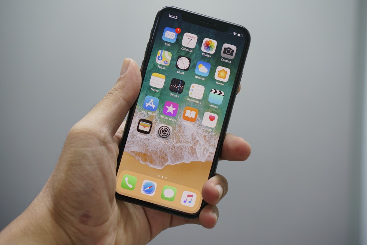 iPhone に Apple Intelligence インターフェースと中国地図要素を表示し、中国版 Qwen と Baidu の二重モデル協業を象徴