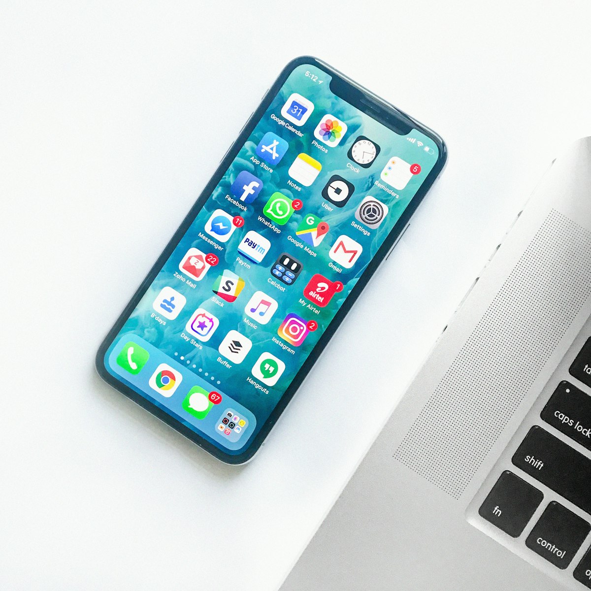 iOS 27 ホーム画面と Dynamic Island を表示する iPhone。Siri AI とアップグレード判断を象徴