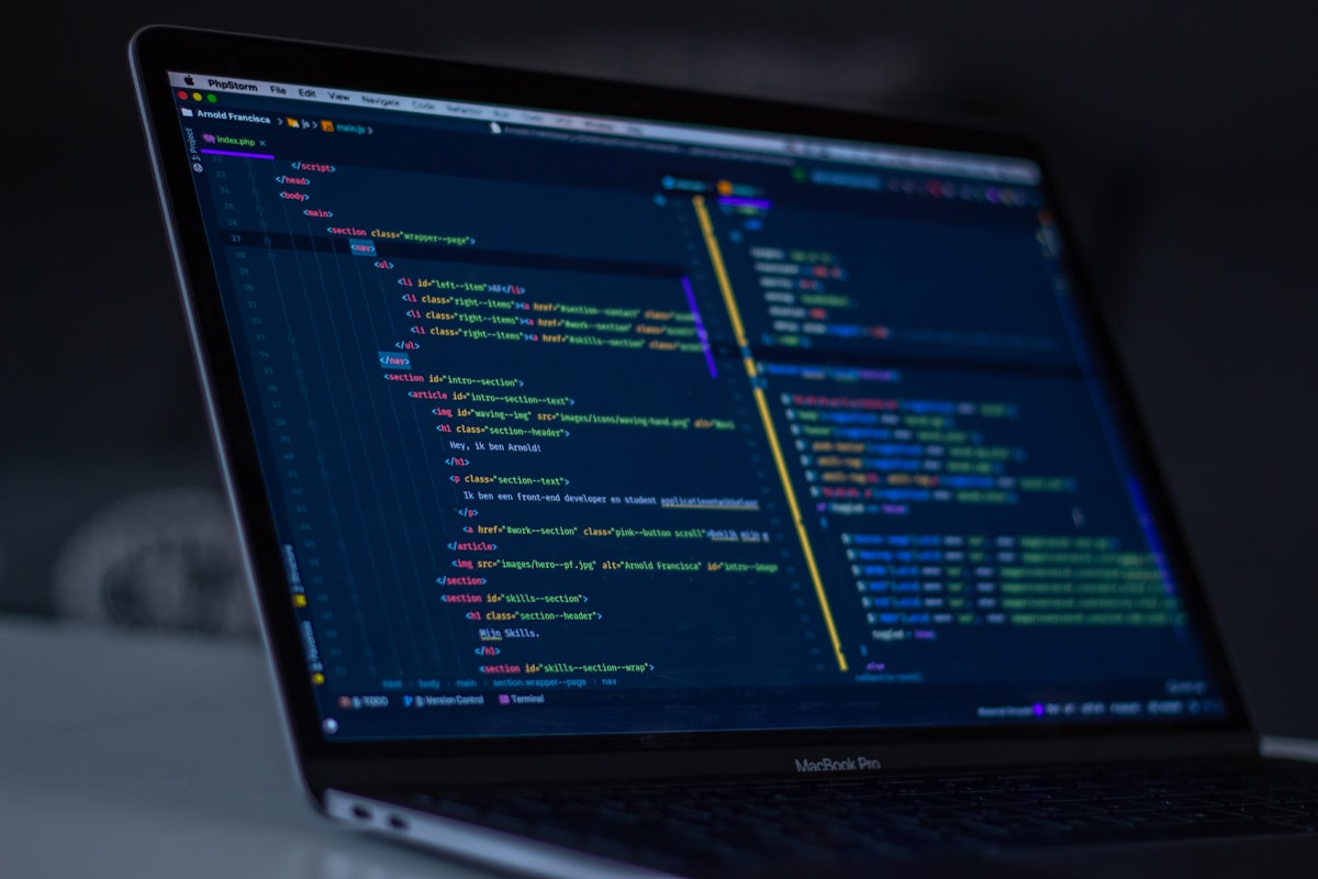 Mac-терминал с Cursor, Claude Code и Copilot в параллельных окнах — метафора выбора AI-помощников и cloud-развертывания